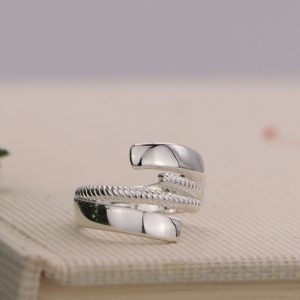 Bague ruban et torsade asymétrique en argent massif