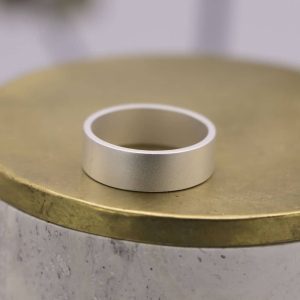 Bague homme ruban finition mate en argent massif