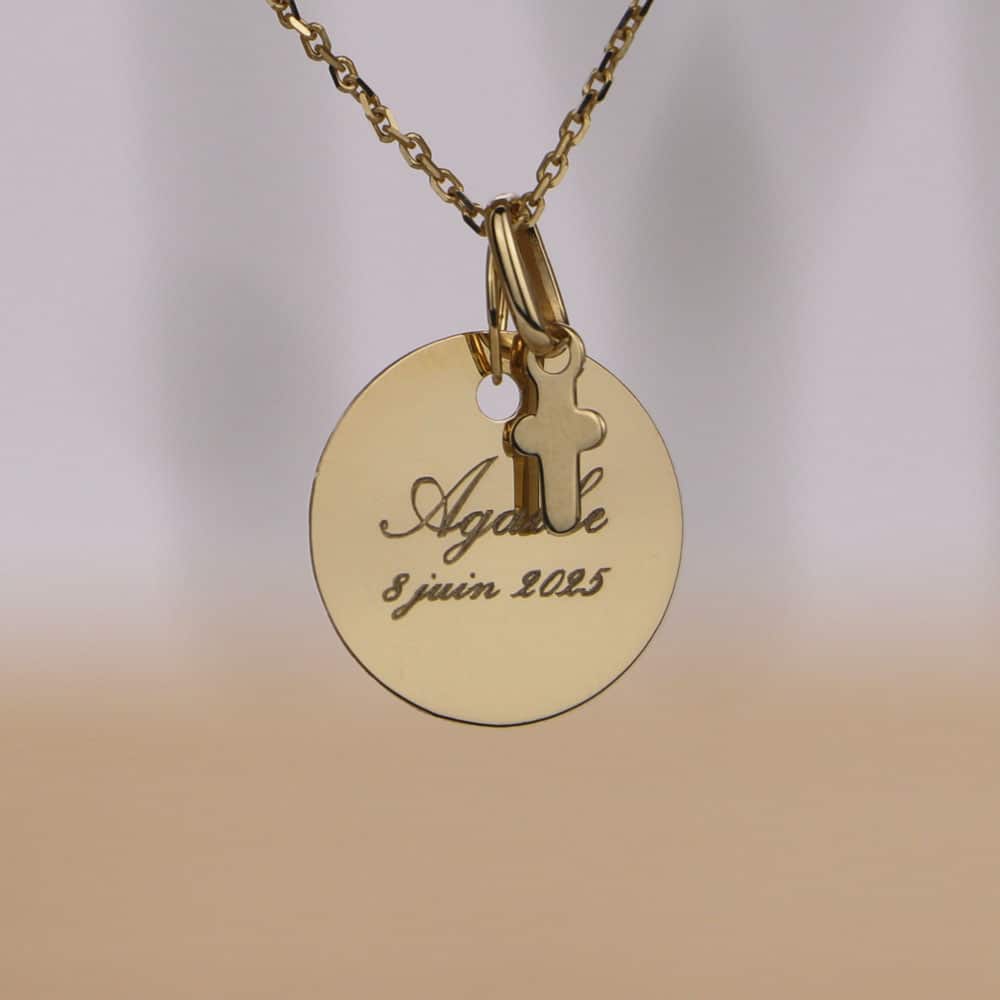 Médaille de baptême Mini Croix latine en Or jaune 18 carats – Image 3