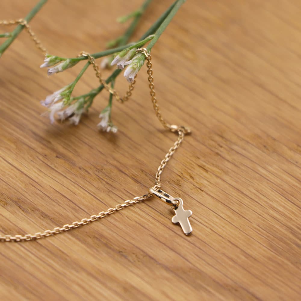 Médaille de baptême Mini Croix latine en Or jaune 18 carats – Image 2