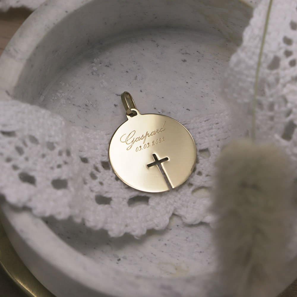Médaille de baptême Croix ajourée en Or jaune 18 carats 16 mm – Image 5