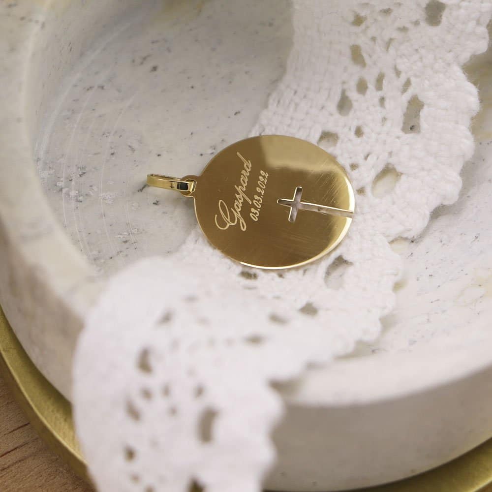 Médaille de baptême Croix ajourée en Or jaune 18 carats 16 mm – Image 4