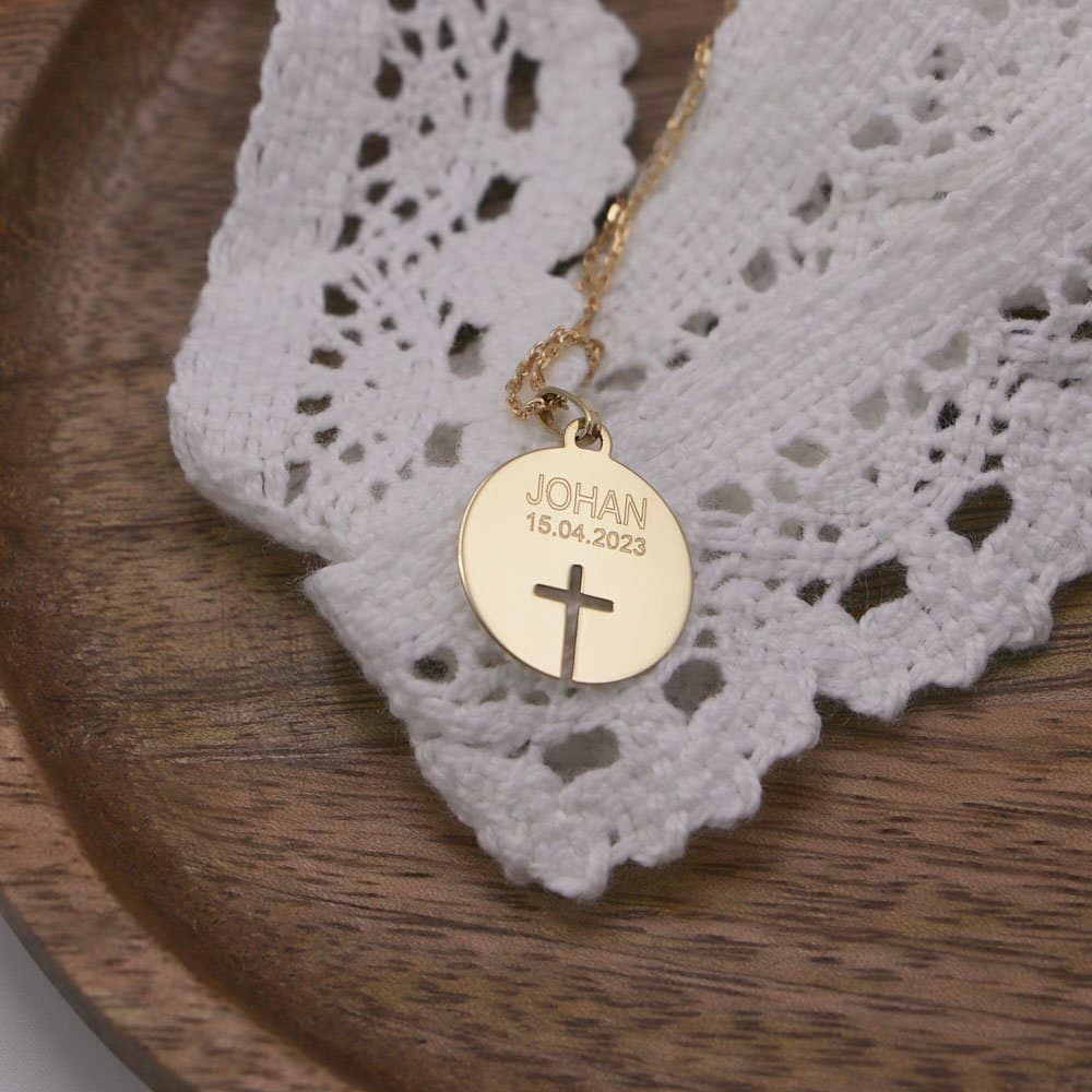 Médaille de baptême Croix ajourée en Or jaune 18 carats 16 mm – Image 2