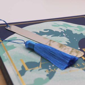 Marque-page personnalisé en métal argenté pompon bleu