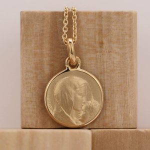 Médaille de baptême Vierge à l’Enfant « Le baiser » en Or jaune 18 carats