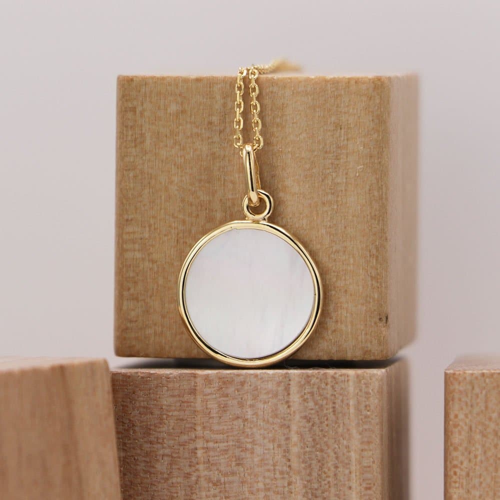 Médaille de baptême Vierge Marie en Or jaune 18 carats et nacre – Image 4