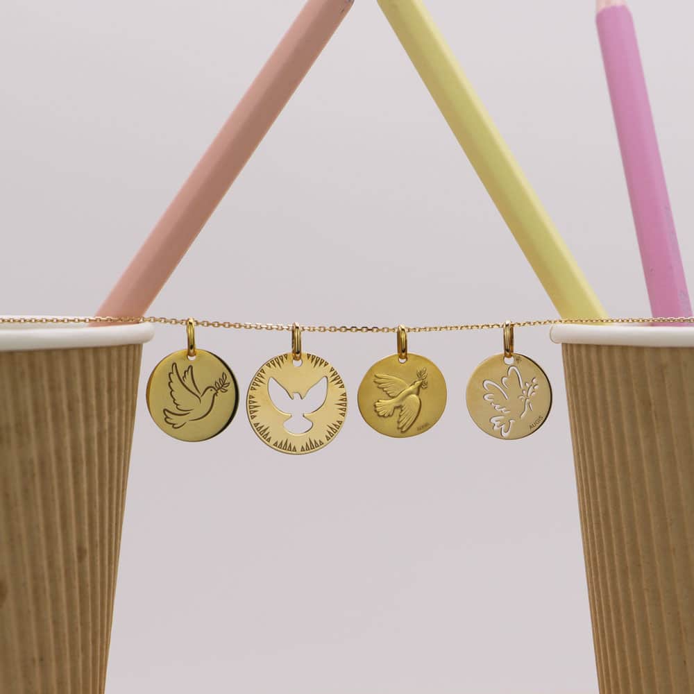 Médaille de baptême Galet Douce Colombe en Or jaune 18 carats – Image 4
