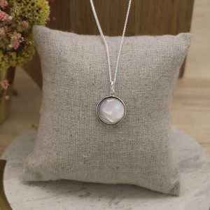 Pendentif Grand rond de nacre serti