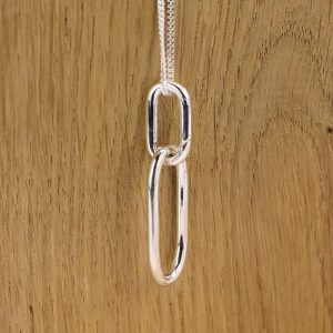 Pendentif maille ovale brillante et sa bélière ouvrante en argent massif