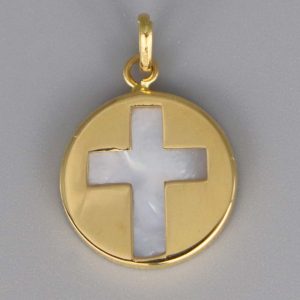 Médaille de baptême Ronde avec croix ajourée en Or jaune 18 carats et nacre