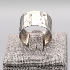Bague Martelée en argent massif