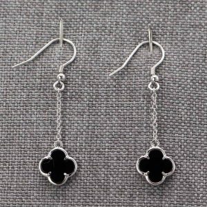 Boucles d&rsquo;oreilles col de cygne petite fleur Onyx et Argent massif