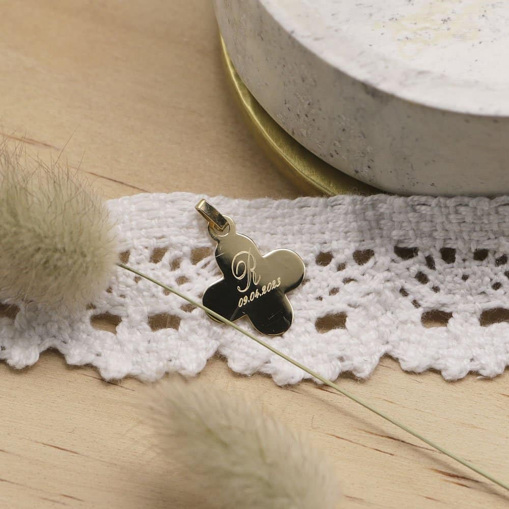 Médaille de baptême Croix arrondie 16mm en Or jaune 18 carats – Image 2