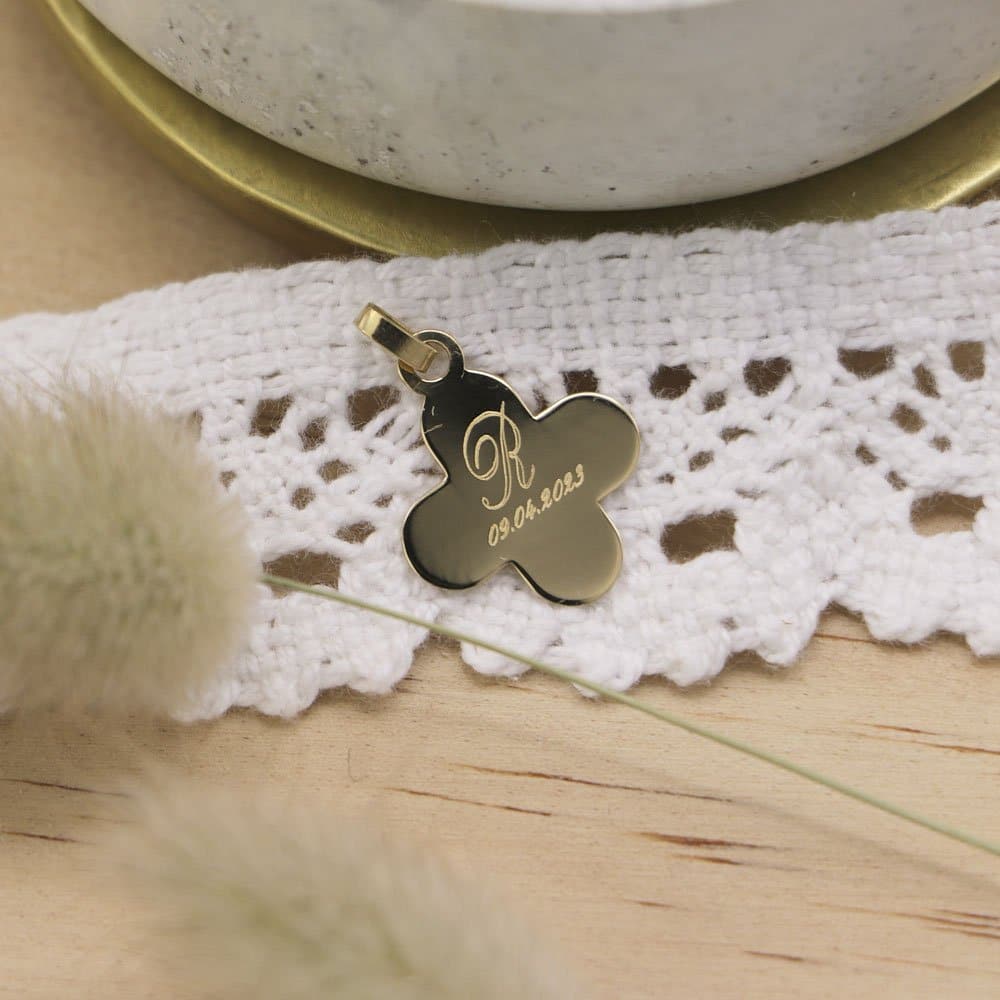 Médaille de baptême Croix arrondie 16mm en Or jaune 18 carats – Image 5